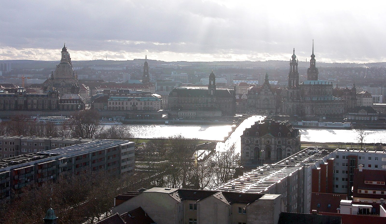Panorama der Dresdner Altstadt im Gegenlicht, Blick über die Elbe auf Frauenkirche, Kreuzkirche, Hofkirche und Schloss